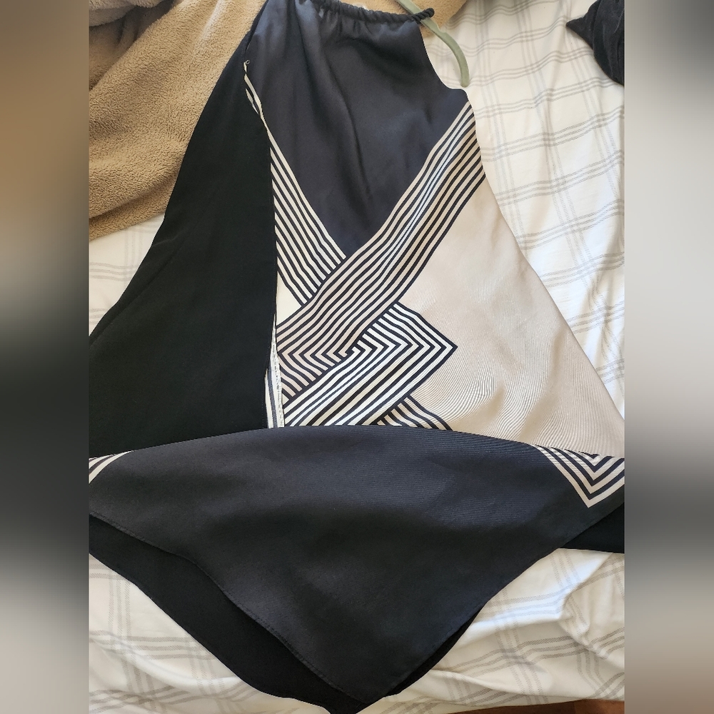 Sleevless triangle bottom finish . Size medium black and cream dress. - Picture 3 of 6